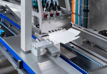 Bis zu 180 Packungen können pro Minute durch untere Schachtelschließer verschlossen werden.