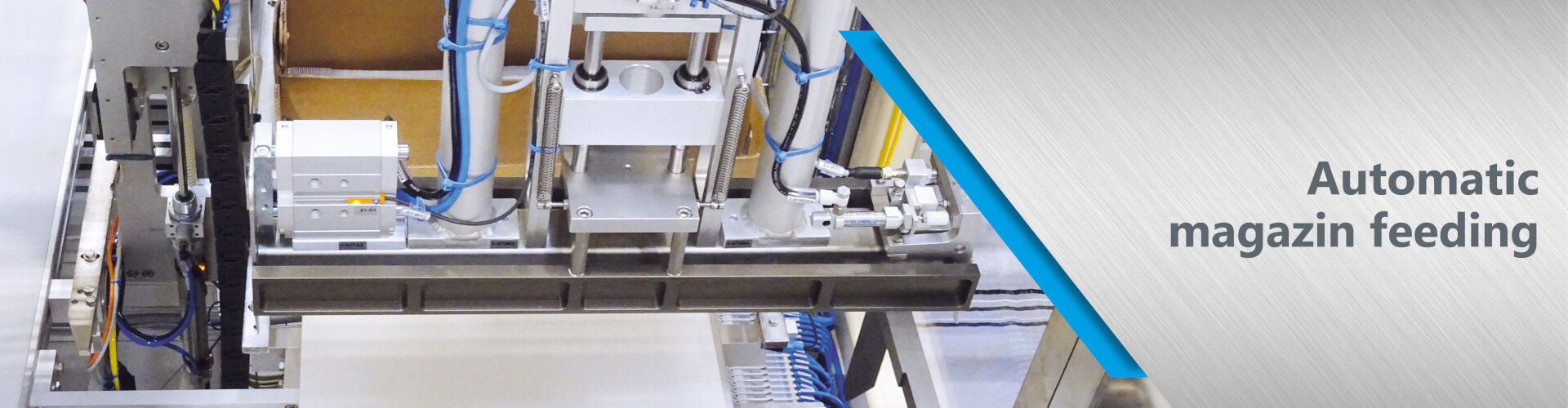 Format-flexible machine for high output ranges for automated loading of folding carton magazines.